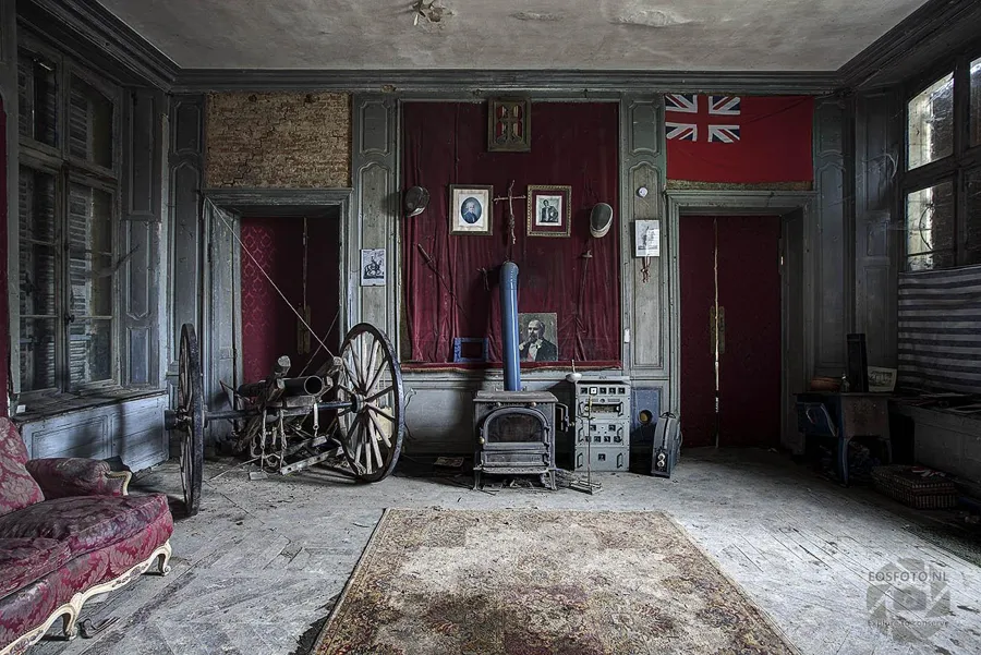 Salon with a flag, stove and wooden panelling