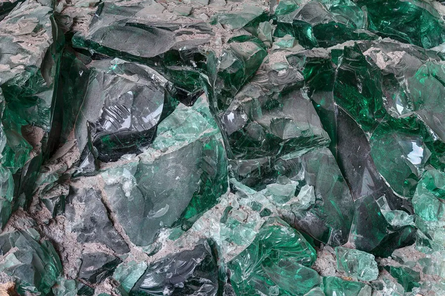 Detail van dikke groene en doorzichtige glasscherven.