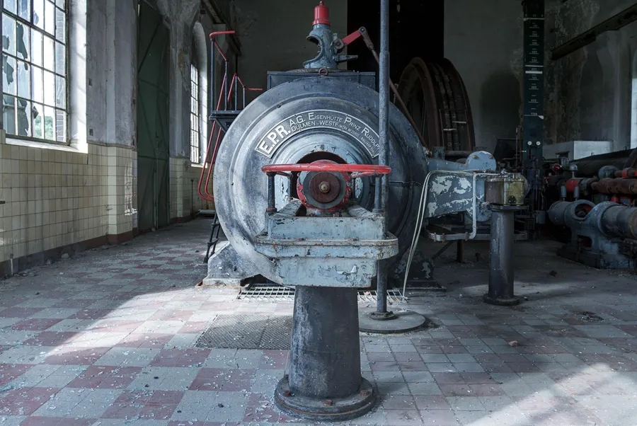 Vorderseite der runden Maschine mit rotem Hebel im Sonnenlicht.