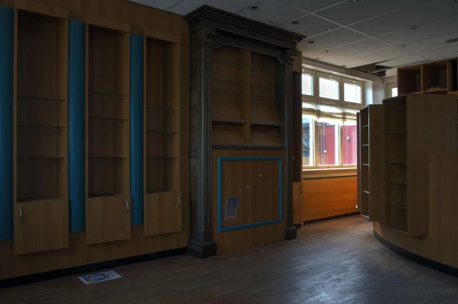 Armarios de madera y mostrador en la recepción abandonada.