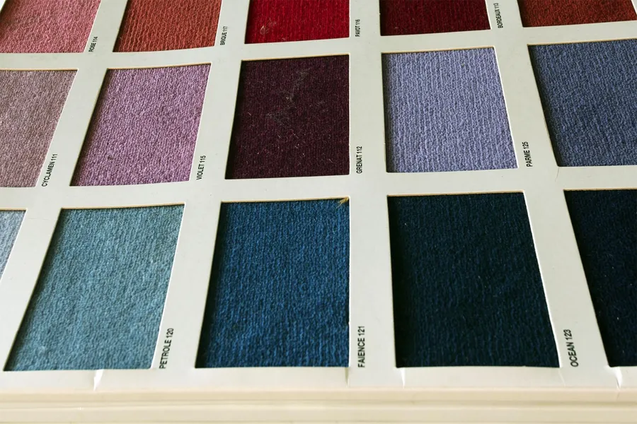 Muestrario con muestras rectangulares de moqueta de colores.