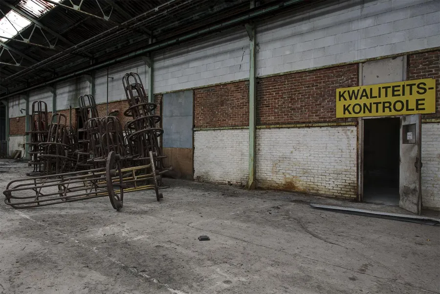 Metalen rekken bij een bord Kwaliteitskontrole.