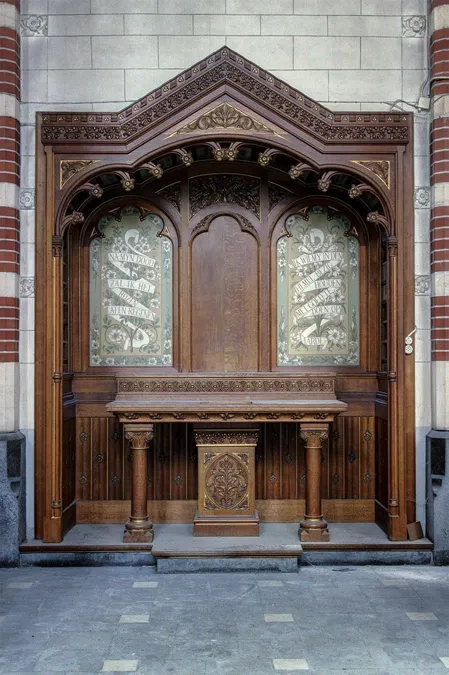 Mueble religioso mural de madera con dos paneles pintados y parte central abierta.