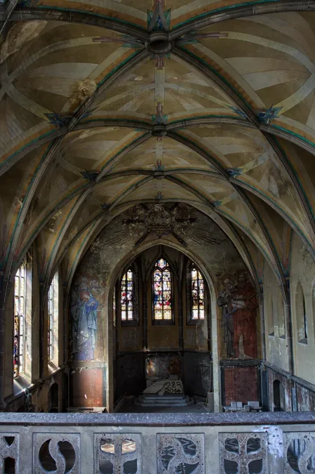 Intérieur allongé de la chapelle aux nervures de voûte colorées