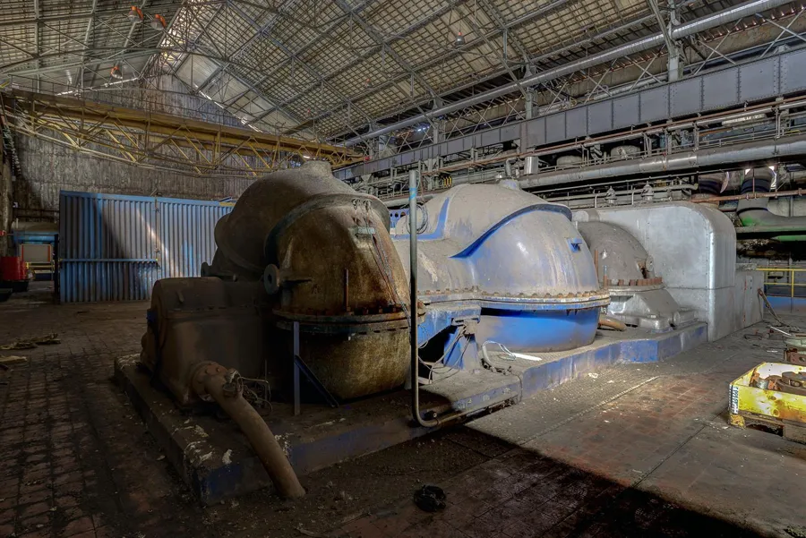 Grande enveloppe de turbine fermée aux marques bleues.