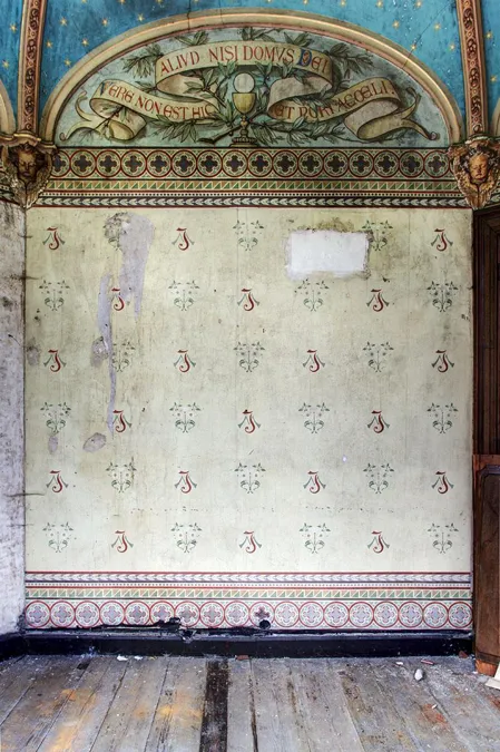 Niche murale décorée sous un arc peint