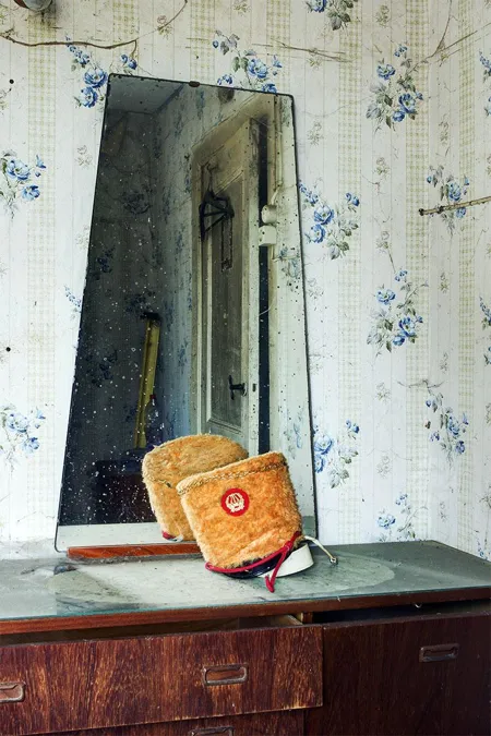 Spiegel über Holzschrank mit kleiner gesteppter Tasche