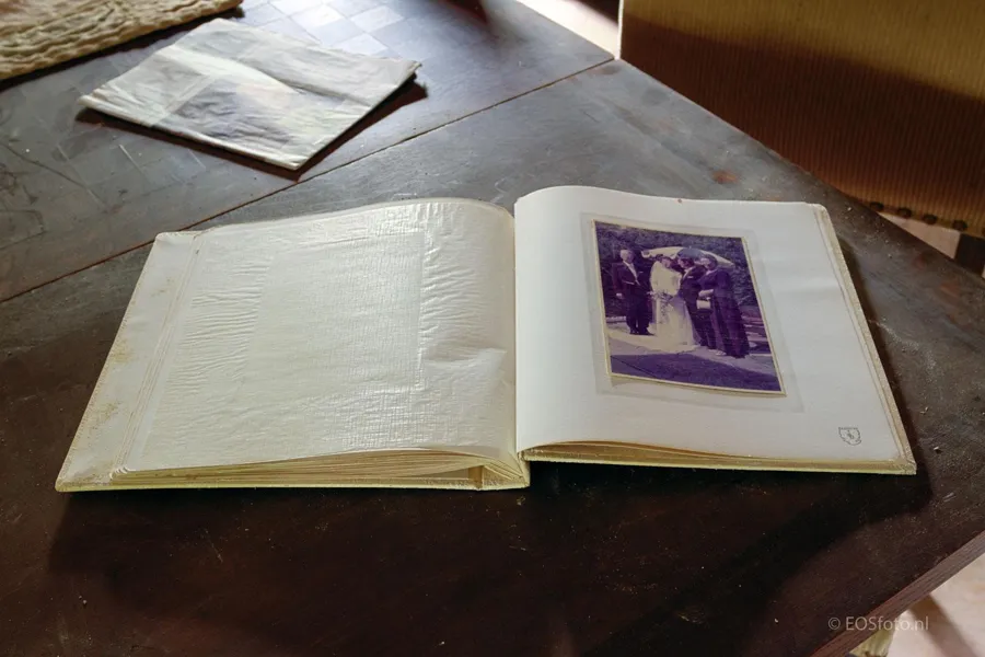 Álbum de fotos abierto sobre una mesa de madera