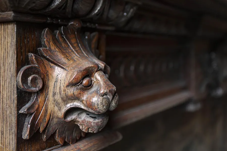 Cabeza de animal tallada en madera como detalle interior