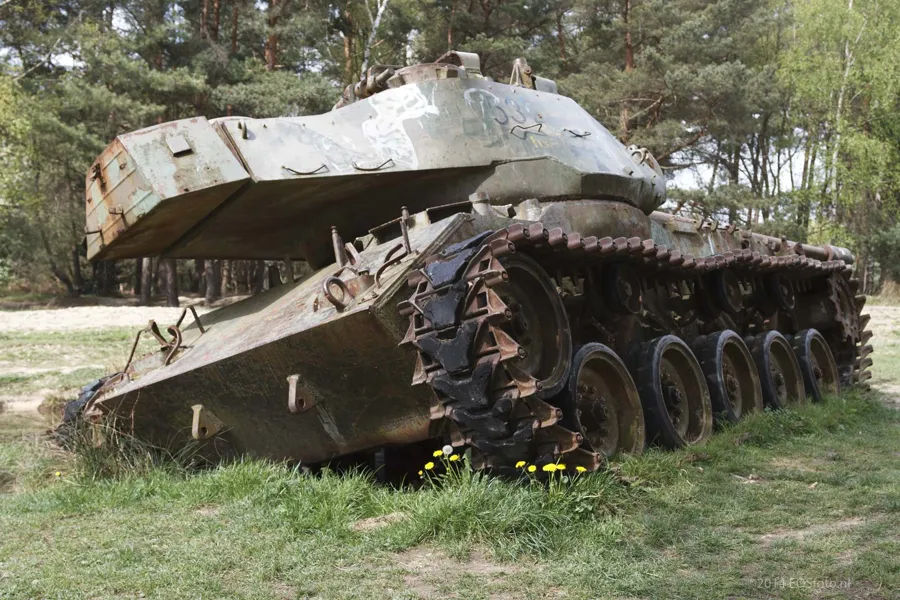 Seitenansicht eines Panzers mit loser Kette und schiefem Turm.