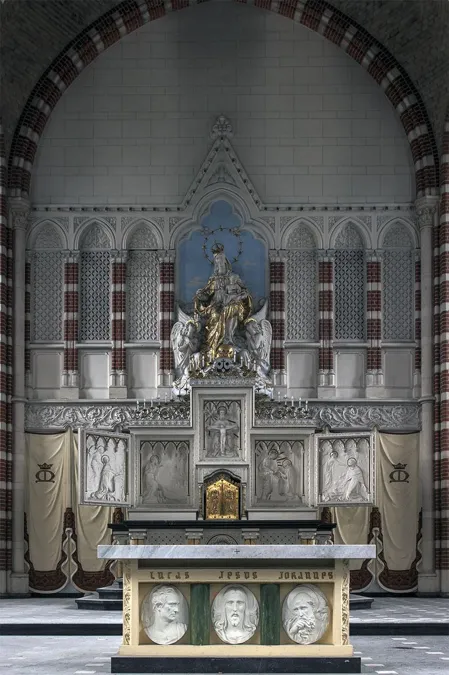 Altar ornamentado con relieves blancos y estatuas religiosas.