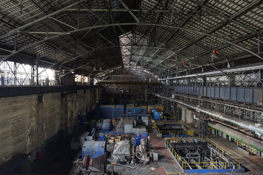 Vue d’ensemble d’une haute salle des machines aux installations bleues.
