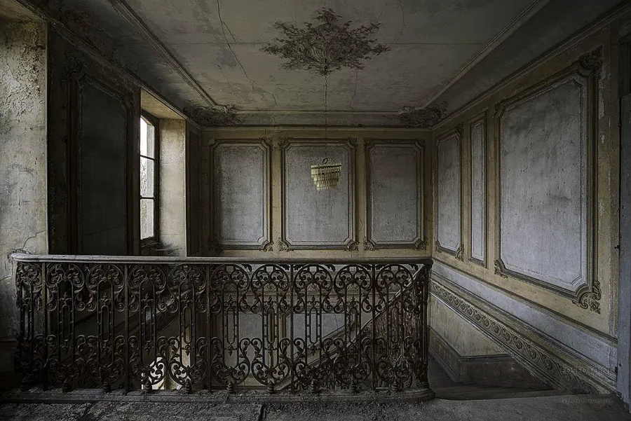Landing with decorative balustrade beneath an ornamented ceiling