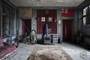 Salón con bandera, estufa y revestimiento de madera