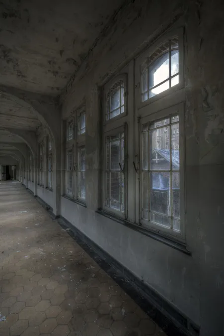 Ventanas arqueadas del pasillo con radiadores bajo los alféizares.