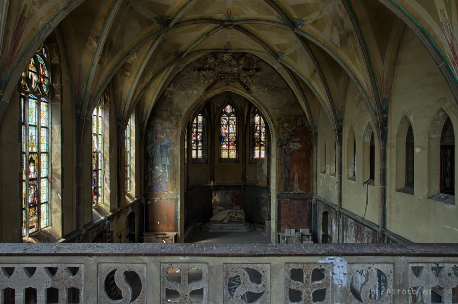 Vue depuis la tribune sur la chapelle aux arcs brisés