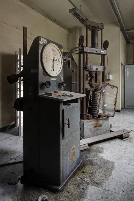 Meetmachine met grote ronde schaal en trekmechanisme.