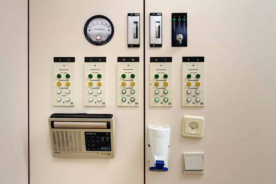 Panel de pared con manómetro, conexiones médicas y dispensador de jabón.