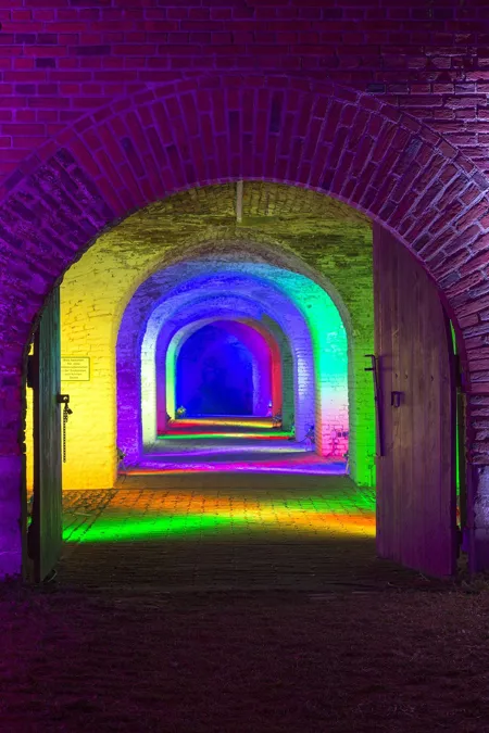 In Regenbogenfarben beleuchtete Backsteingewölbe bei den Herbstlichtern.