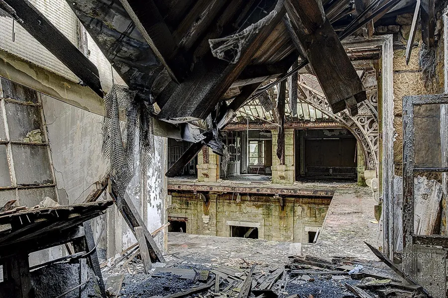 Eingestürzte Holzbalken neben der offenen Innenhofgalerie.