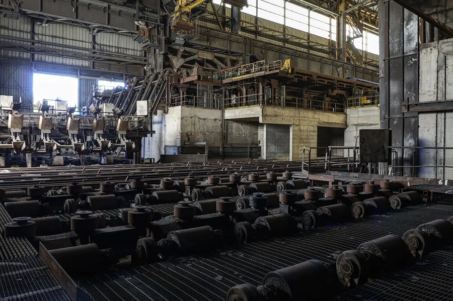 Breed rollenbed voor zware machines en een verhoogd bordes.