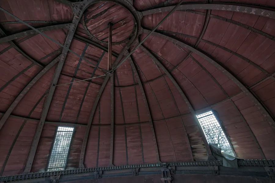 Nervios rojos de madera de la cúpula alrededor de una abertura central.