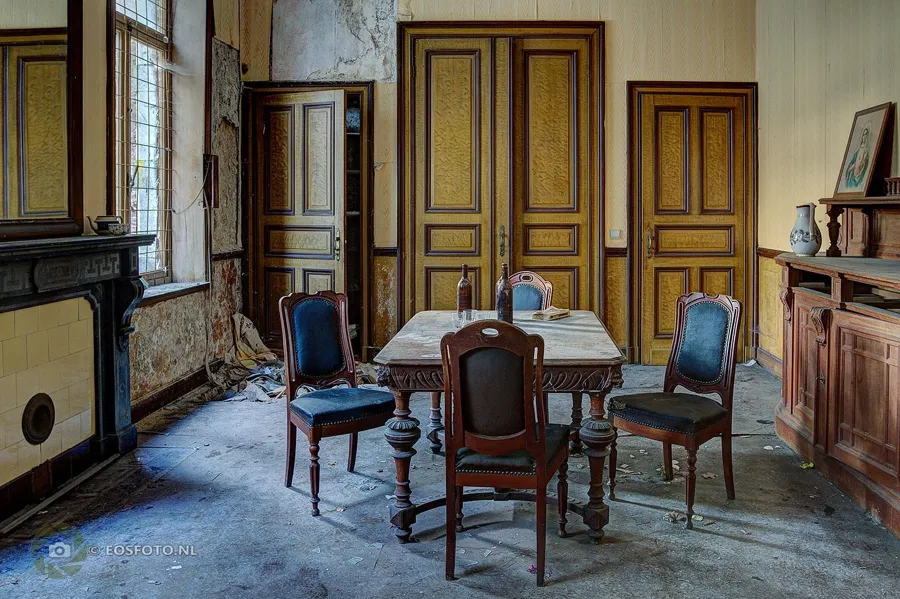Eettafel en stoelen voor geel omrande dubbele deuren