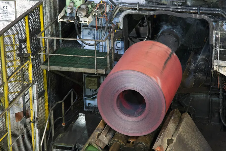 Grande bobine d’acier chaude à cœur circulaire sombre et couches enroulées bien visibles.