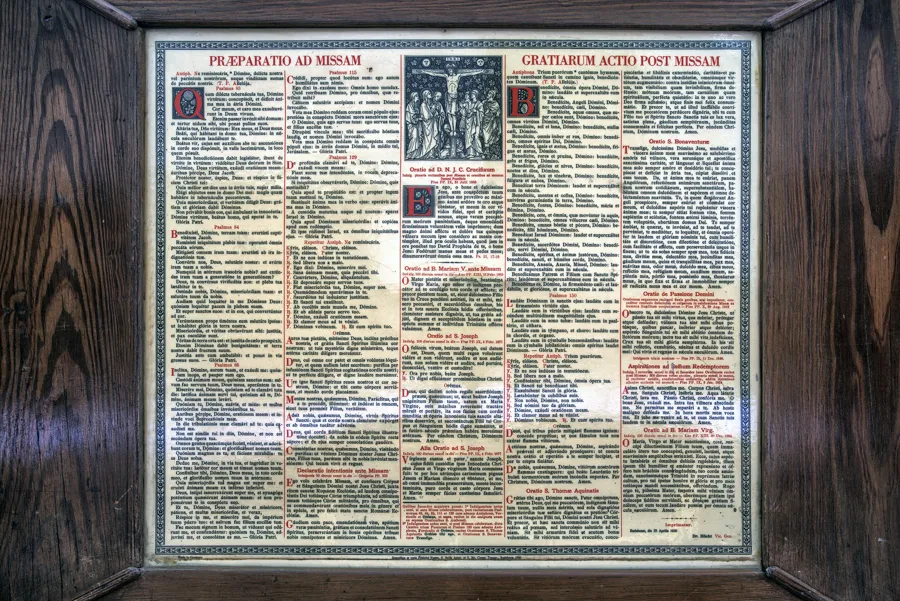 Texto enmarcado en dos columnas con ilustración religiosa pequeña arriba.