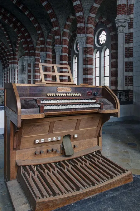 Consola de órgano de madera con dos teclados y pedalera grande.
