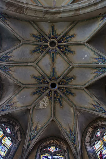 Nervures et étoiles peintes dans la voûte de la chapelle