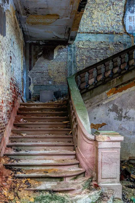 Steintreppe mit Balustrade und abgefallenem Putz