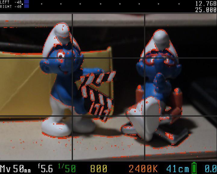 Zwei blaue Figuren in LiveView mit roten Fokus-Peaking-Markierungen
