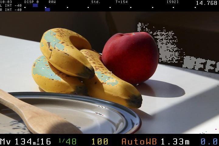 LiveView von Bananen und einem Apfel mit Zebramarkierungen in hellen Bereichen