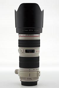 Helles Canon-70–200mm-Teleobjektiv mit schwarzen Griffringen und hoher schwarzer Gegenlichtblende.