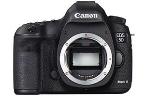Canon EOS 5D Mark III von vorn, ohne Objektiv und mit sichtbarem Spiegel.