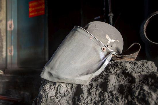 Verstaubter Gesichtsschutz auf einer rauen Industriefläche