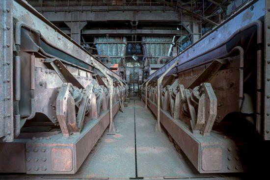 Gang zwischen zwei langen Reihen großer Metallanlagen
