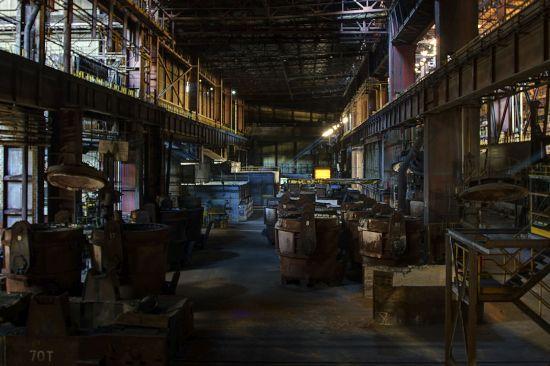Large metal vessels on supports between rows of windows in the hall