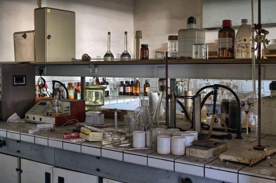Labortisch mit Flaschen, Bechern und Glasgeräten